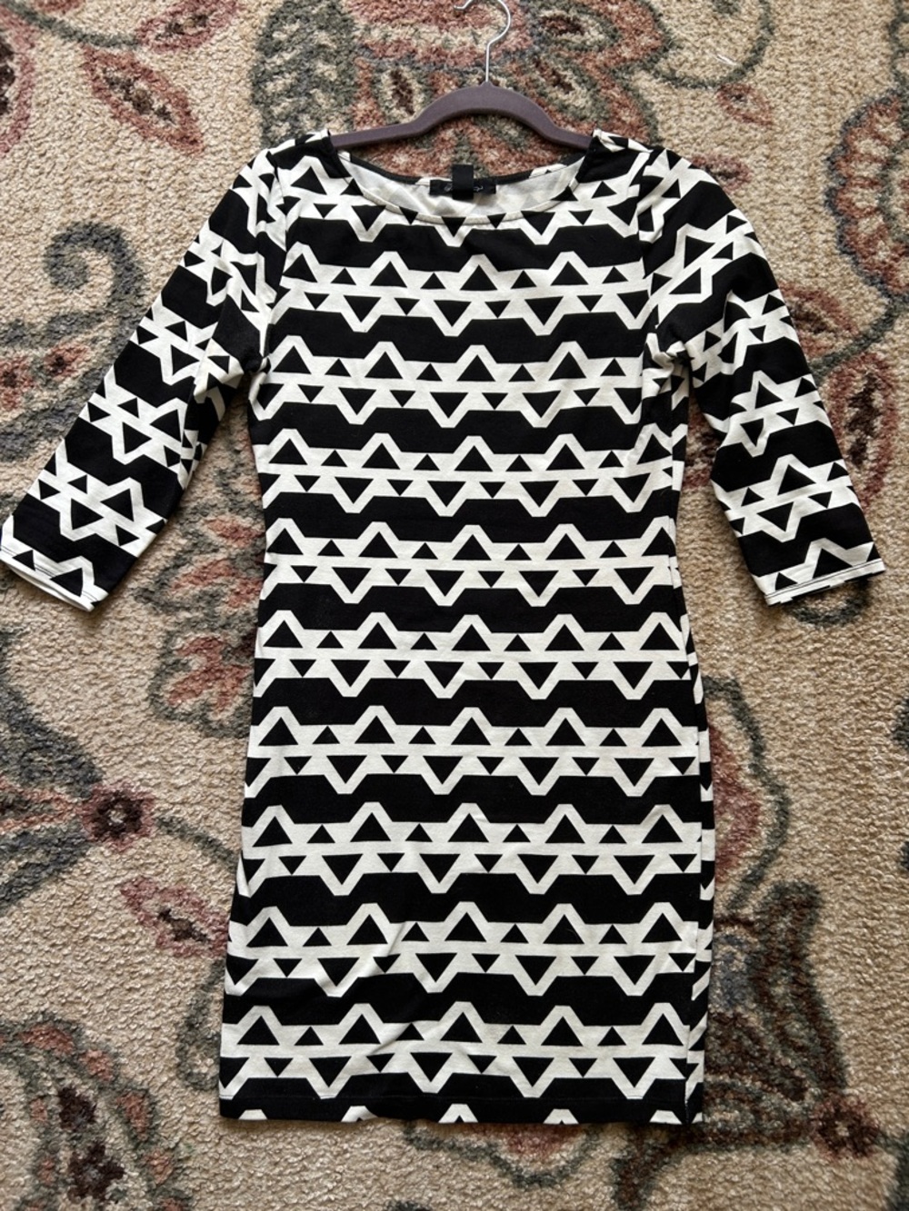Forever 21 Large Black and White Geometric Long Sleeve Dress